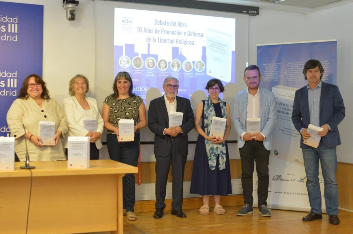 Los coautores doctores Mari Cruz Llamazares, Isabel Ayuso Puente, Mónica Cornejo Valle, Dionisio Llamazares, Alejandro Torres y Óscar Celador Angón, presentaron la obra el pasado 5 de junio en la Facultad de Derecho de la Universidad Carlos III. En la foto posando con el libro.