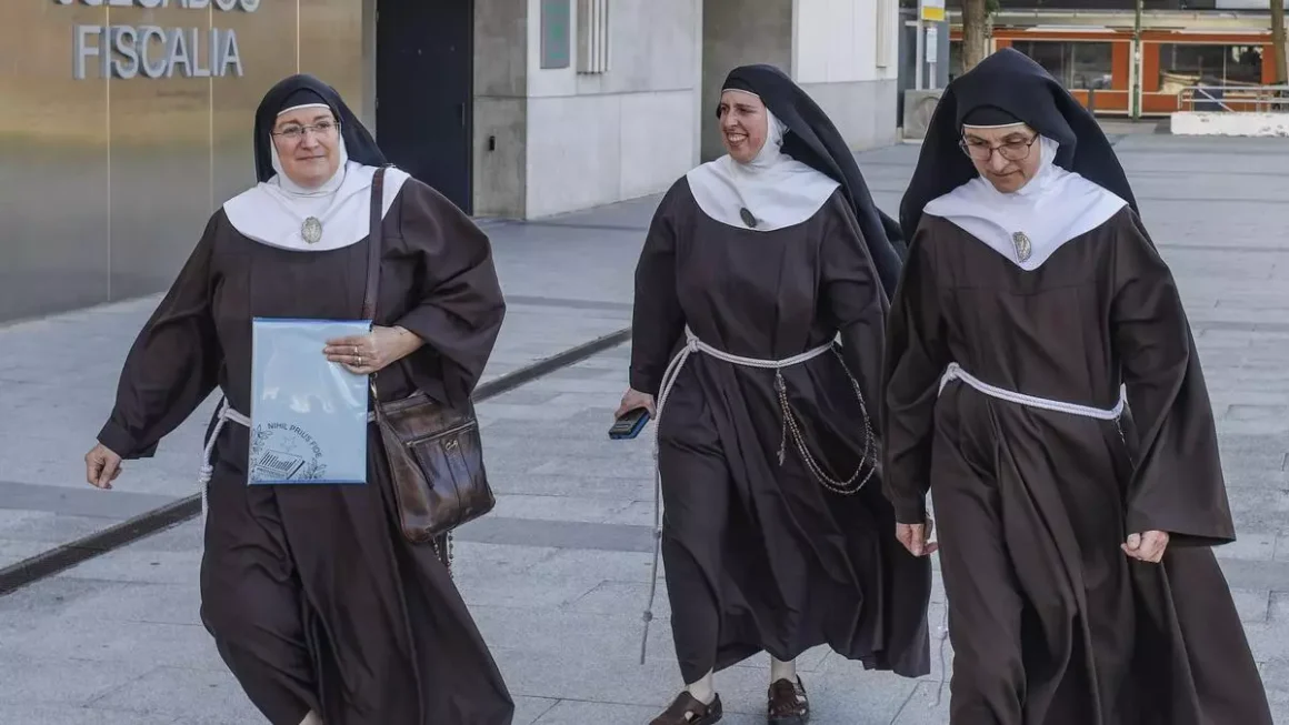 La madre superiora del convento de Belorado, Sor Isabel de la Trinidad, y tres monjas del convento de Belorado salen del juzgado de Burgos a principios de junio. EFE/Santi Otero