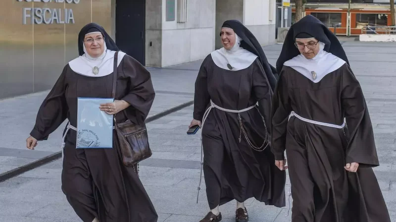 La madre superiora del convento de Belorado, Sor Isabel de la Trinidad, y tres monjas del convento de Belorado salen del juzgado de Burgos a principios de junio. EFE/Santi Otero