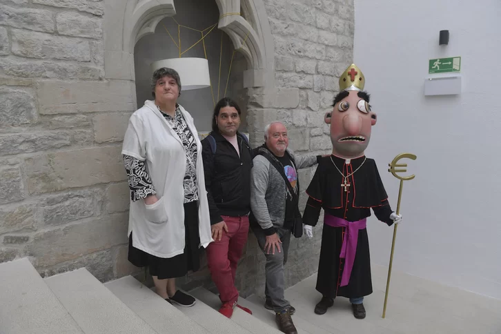 Cristina Contreras, junto a Rubén Platero, Tasio y el peculiar obispo Gorromeo. (Idoia ZABALETA/FOKU)
