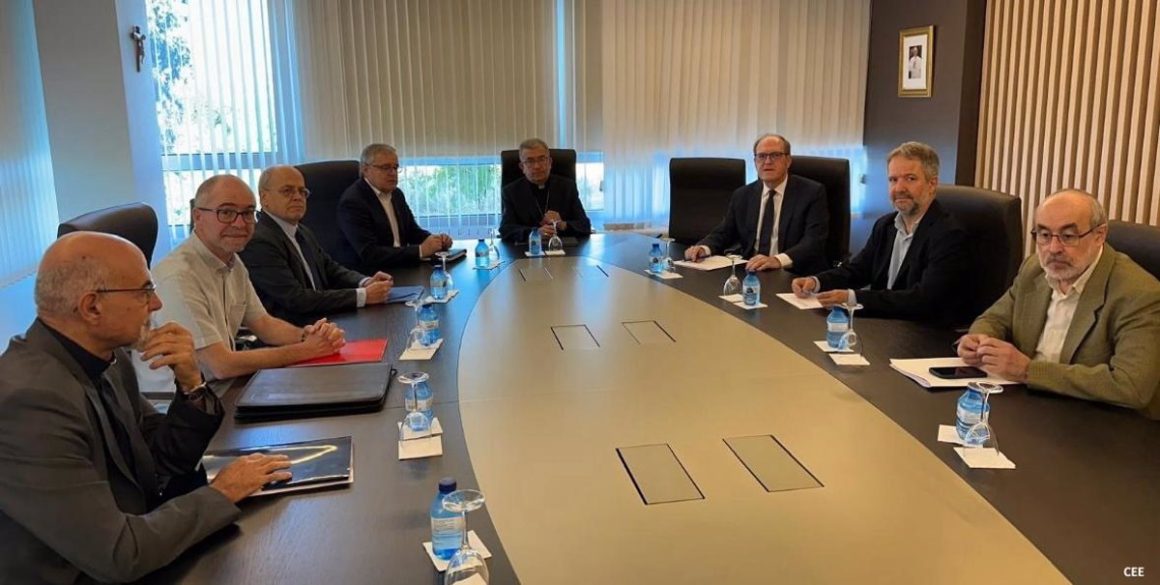 Asistentes a la reunión del Defensor del Pueblo, la Conferencia Episcopal y Confer. - DEFENSOR DEL PUEBLO.