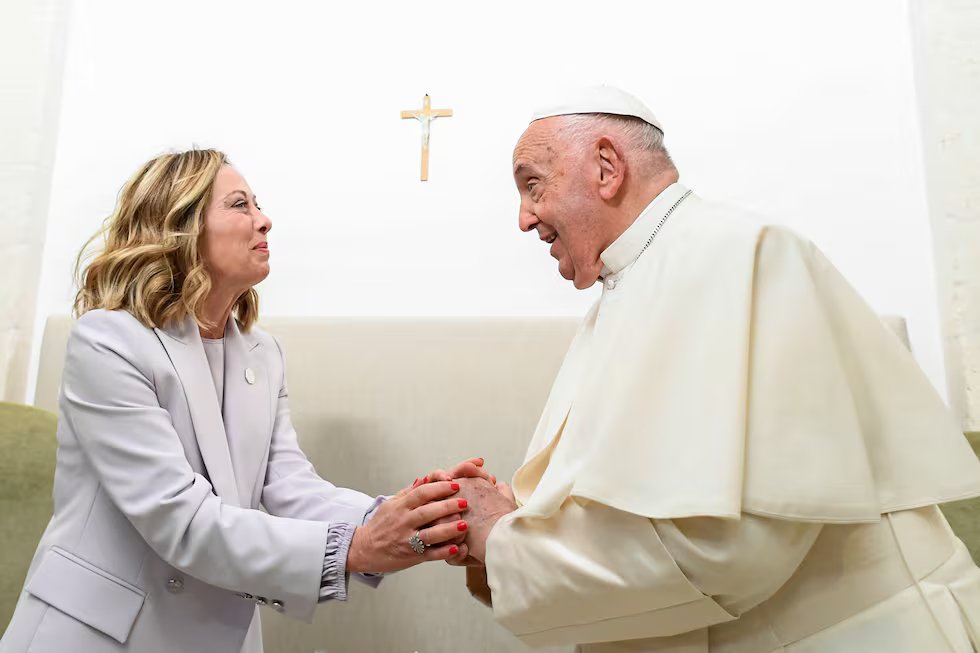 La primera ministra italiana, Giorgia Meloni, saluda al papa Francisco a su llegada a la cumbre del G7, este viernes en Savelletri.Vatican Media (via REUTERS)