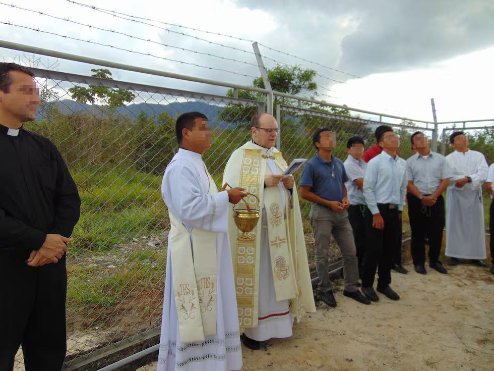 El sacerdote Pedro Francisco Rodríguez Ramos, acusado de abuso de menores (tercero por la izquierda), en una de sus estancias en Moyobamba, Perú, en 2020, más de tres años después de la denuncia y mientras el caso era investigado por los tribunales.