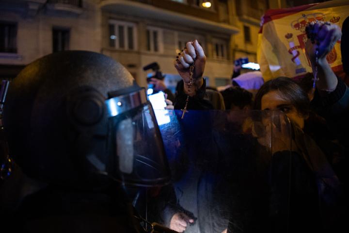Imagen de archivo de una persona rezando el rosario ante la sede del PSOE, en la calle Ferraz.Alejandro Martinez Velez/Europa Press via Getty Images