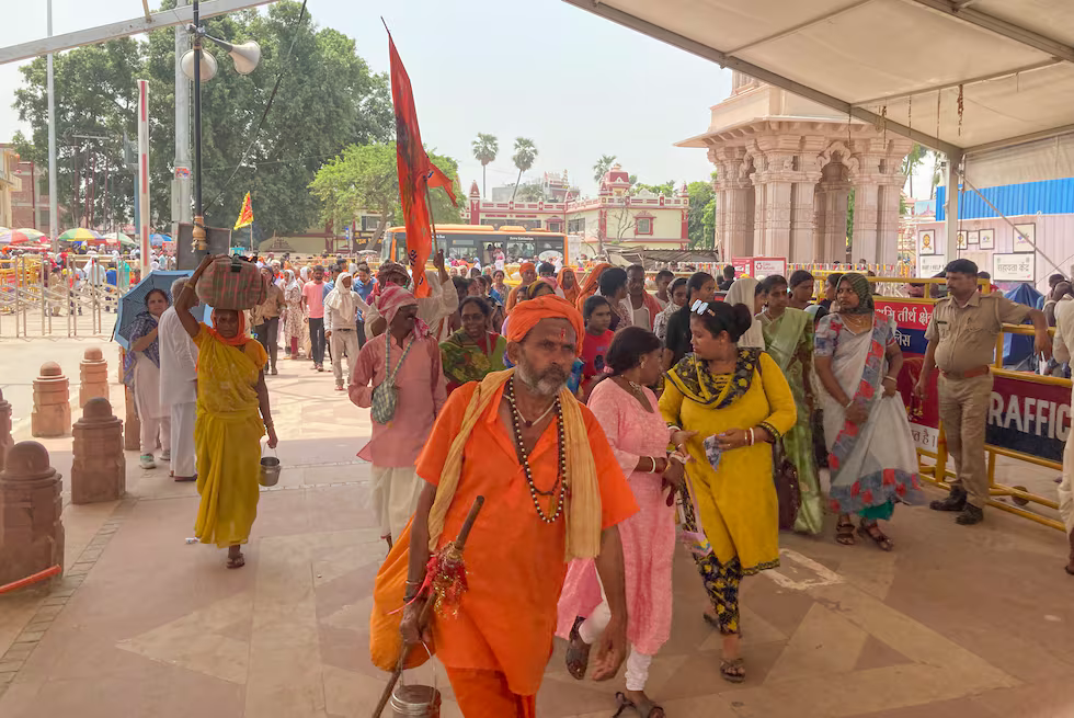 Entrada al templo hindú de Ram, en Ayodhya (India), y que se ubica donde antes hubo una mezquita que fue destruida, el 31 de mayo.Guillermo Abril