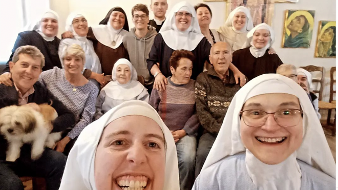 Las monjas, con algunos familiares y el 'cura' que las atiende. tehagoluz.com