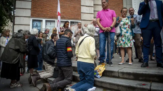 Fieles rezan en la puerta de la iglesia del Inmaculado Corazón de María, en Ferraz.Europa Press via Getty Images