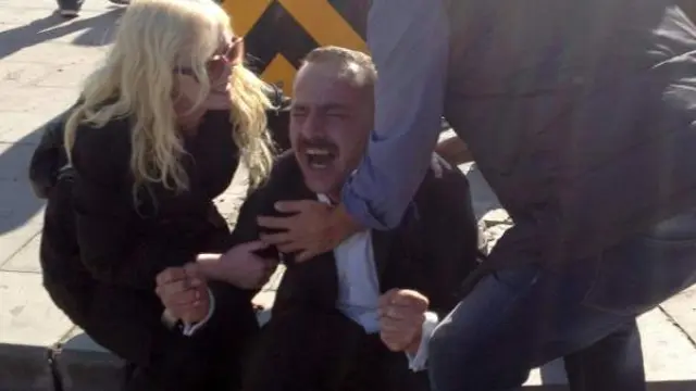 Gritos de rabia y dolor de algunos manifestantes en una marcha por la paz en Ankara que ha sufrido un atentado mortal.Dogan Tilic / EFE