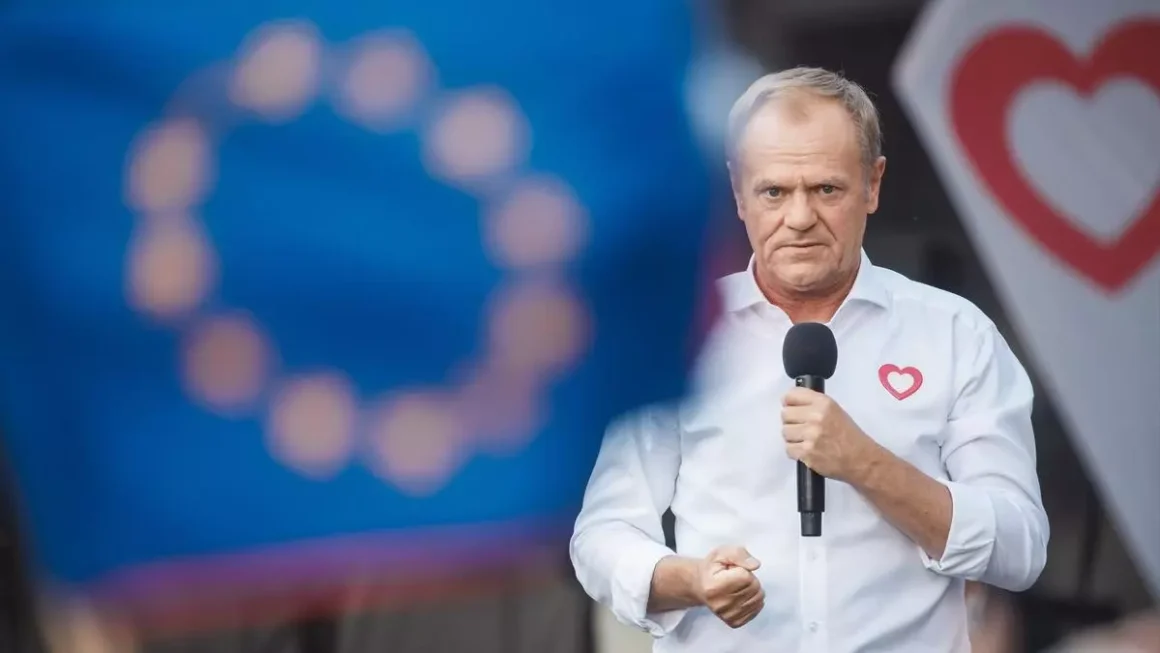 El primer ministro polaco, Donald Tusk, habla durante un mitin el 4 de junio