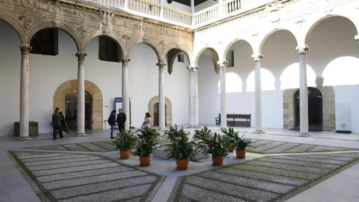 Patio del Hospital Real, sede del Rectorado. / R. G.