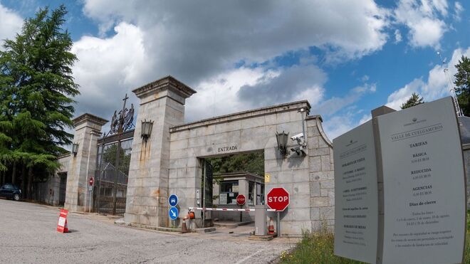 Acceso al recinto de la basílica del Valle de Cuelgamuros. EFE