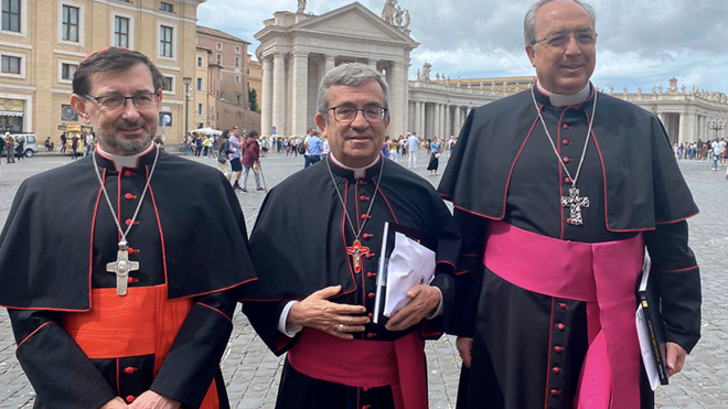 Argüello, Cobo y Magán, con los medios. Alfa y Omega