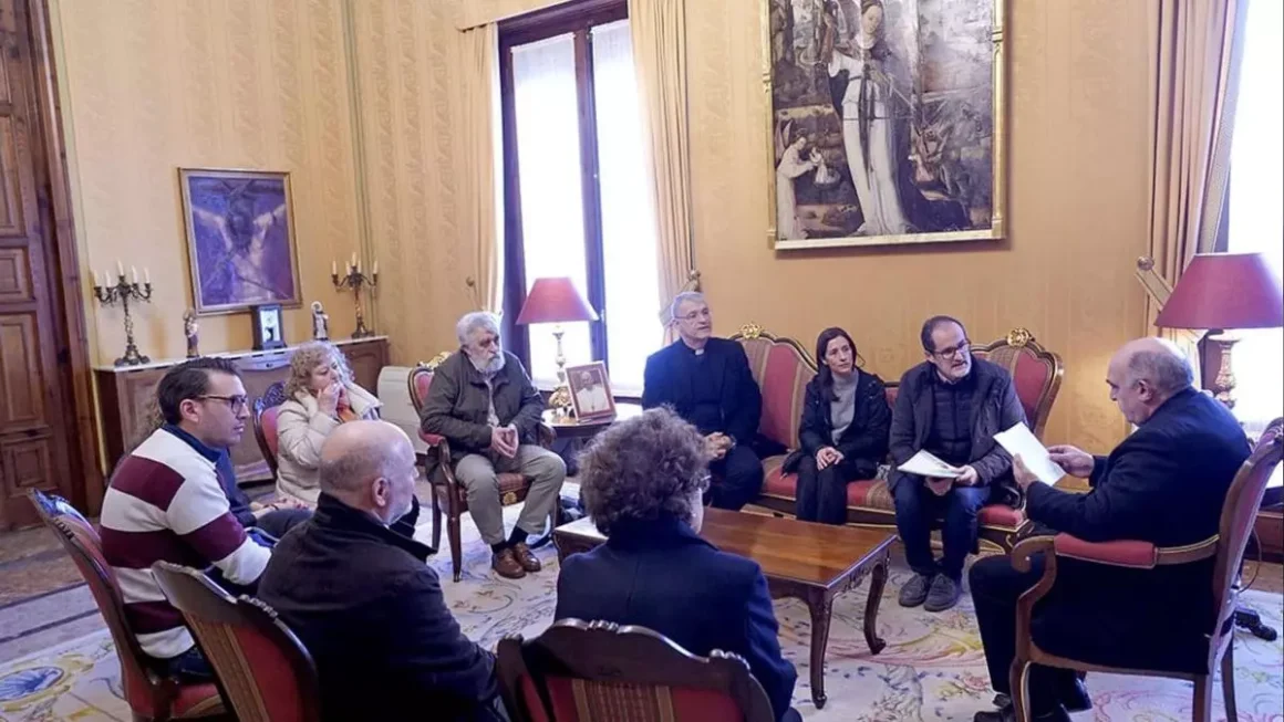 El arzobispo Enrique Benavent (a la derecha) atiende las explicaciones de Federico M. V. A. Saiz (AVAN)