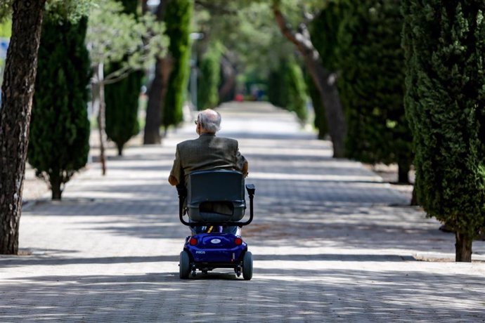 Archivo - Un anciano en silla de ruedas eléctrica - Ricardo Rubio - Europa Press - Archivo