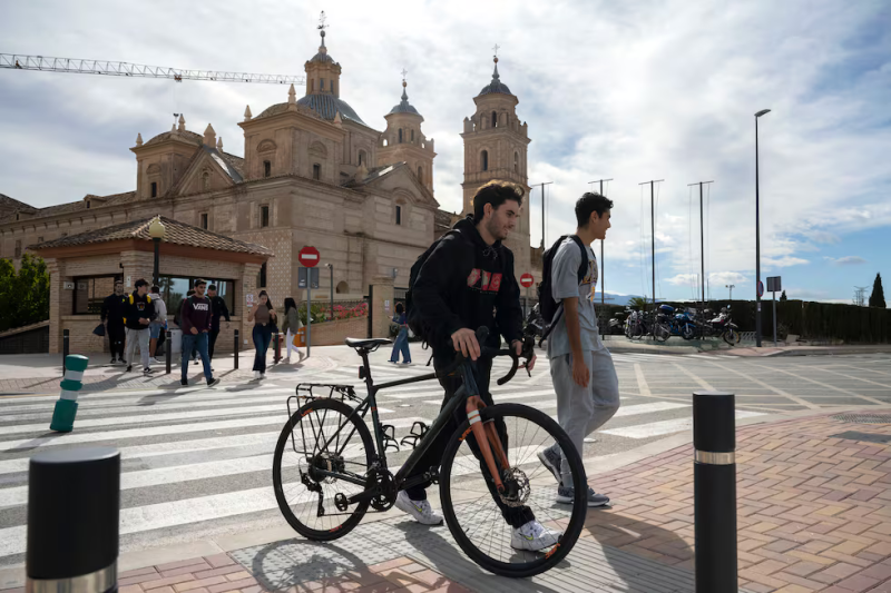 Alumnos de la UCAM a la salida de sus clases en el monasterio de los Jerónimos, sede de la universidad en Murcia.ALFONSO DURAN