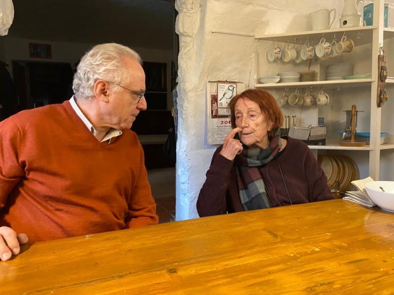 El autor entrevistando a Rosa Regás para el programa Sintonía Laica, dirigido por Miguel Campillo