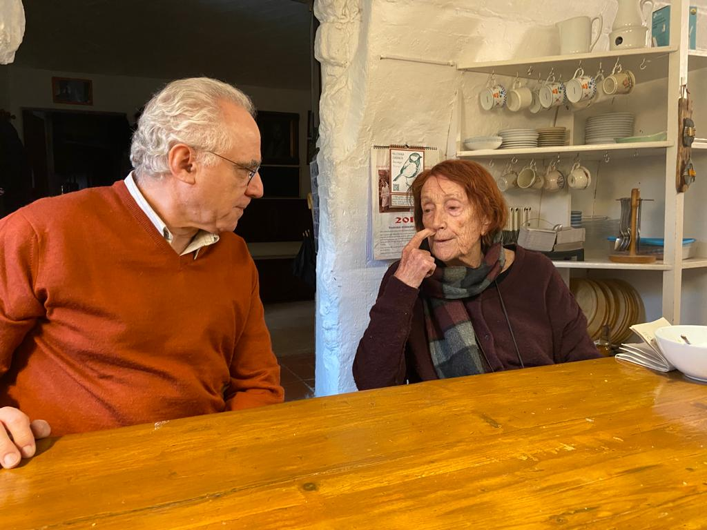 El autor entrevistando a Rosa Regás para el programa Sintonía Laica, dirigido por Miguel Campillo