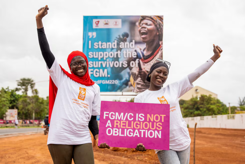 Dos activistas de Gambia celebran la votación del Parlamento contra la despenalización de la mutilación genital femenina, en Banjul el 15 de julio/Malick Njie (REUTERS)
