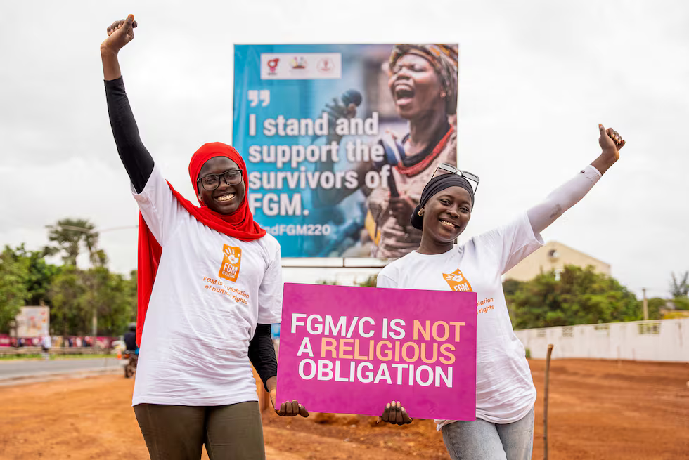 Dos activistas de Gambia celebran la votación del Parlamento contra la despenalización de la mutilación genital femenina, en Banjul el 15 de julio/Malick Njie (REUTERS)