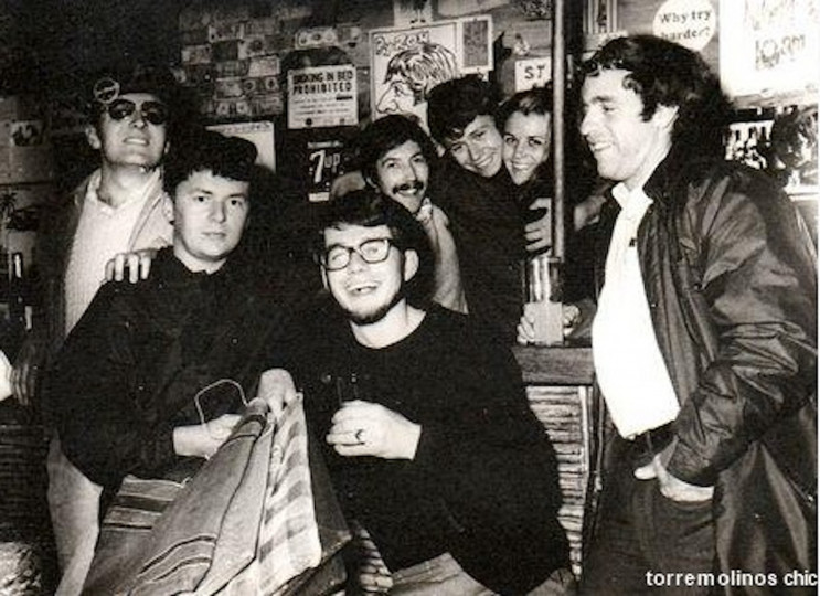 Bar Beachcomber (1968), en la actual calle de doña María Barrabino. Delante: Doug Lane, Gary Hawkey, Art Forrester, Jack Yuill (todos de Canadá). Al fondo: Byron, Bob Ericksen y Carol. / Fuente: Torremolinos Chic