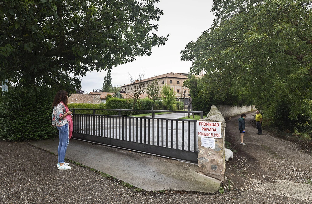 La verja de acceso al convento de La Bretonera seguía ayer cerrada, con un teléfono de contacto en la puerta. - Foto: Patricia González