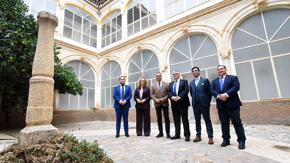 El presidente de la Diputación de Granada, Francis Rodríguez, ha firmado este lunes las escrituras de compra del histórico convento de la Inmaculada Concepción. Foto: Diputación de Granada