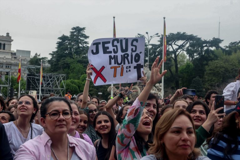 Decenas de personas durante la segunda edición de la Fiesta de la Resurrección, en la plaza de Cibeles, Madrid. Firma: Asociación Católica de Propagandistas (ACdP) / EP