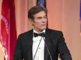El doctor Mehmet Oz actuó como maestro de ceremonias en la entrega de las Medallas de Honor anuales de Ellis Island, en mayo de 2024 en Nueva York.Andrew Kelly / LA PRESSE