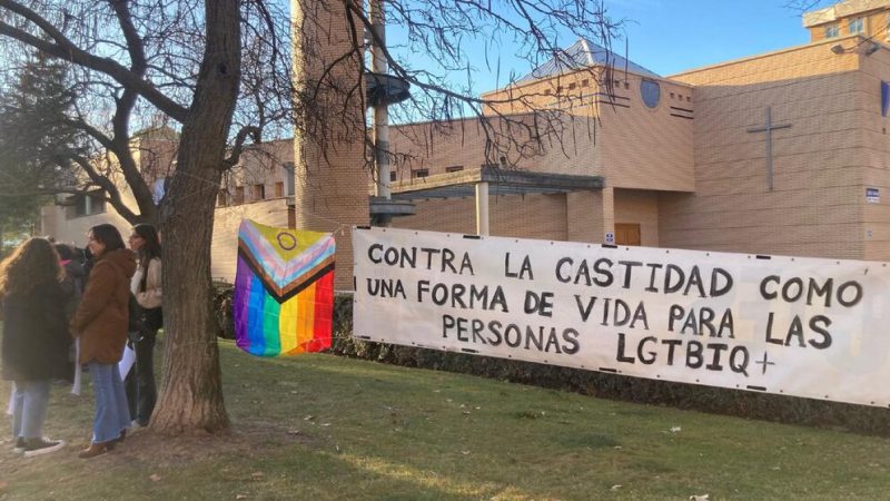 photo_camera Una concentración en protesta por la charla programada tenía lugar frente a la parroquia de San Fernando este domingo. - PODEMOS CUENCA