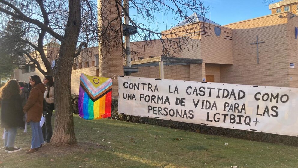 photo_camera Una concentración en protesta por la charla programada tenía lugar frente a la parroquia de San Fernando este domingo. - PODEMOS CUENCA
