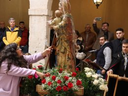 La alcaldesa de La Seca (PSOE) entrega el bastón de mando a la Virgen de la Paz nombrada en Pleno (PSOE-PP) alcaldesa perpetua en una ceremonia en el Ayuntamiento en presencia del arzobispo y otras autoridades