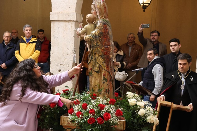 La alcaldesa de La Seca (PSOE) entrega el bastón de mando a la Virgen de la Paz nombrada en Pleno (PSOE-PP) alcaldesa perpetua en una ceremonia en el Ayuntamiento en presencia del arzobispo y otras autoridades