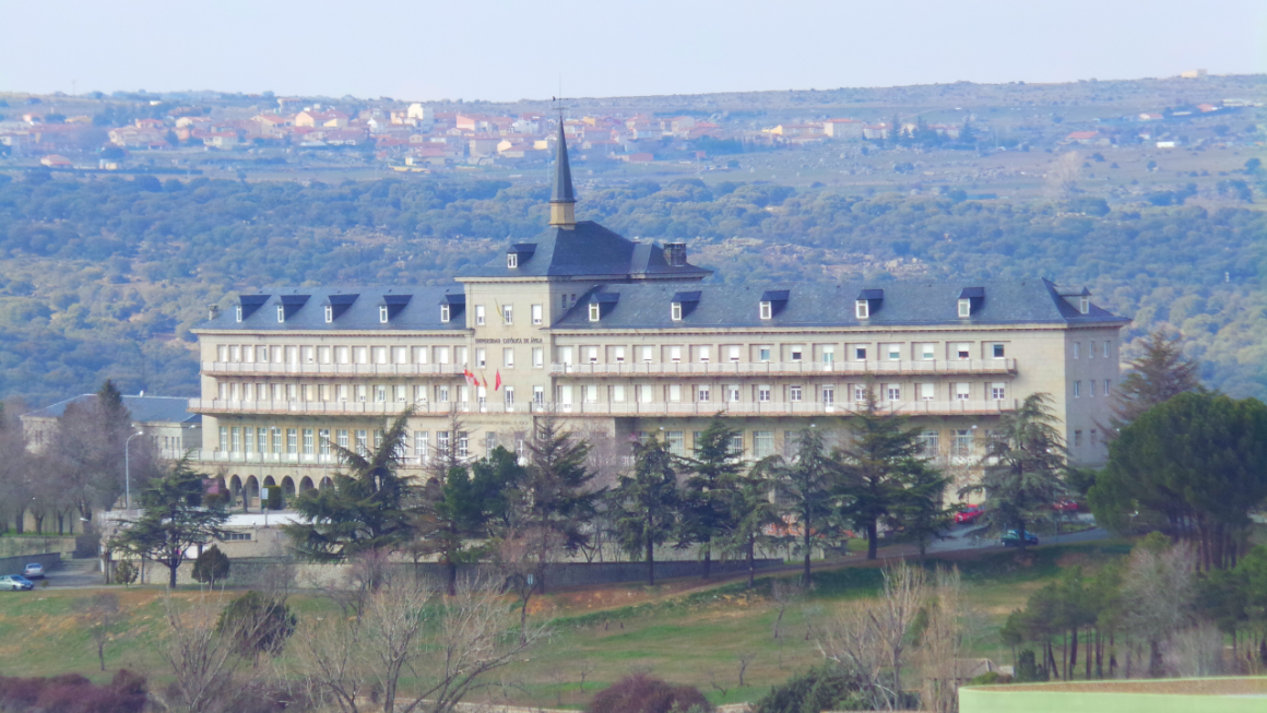Edificio de Centros Universitarios. Antigua sede del Colegio de Huérfanos de Ferroviarios, Academia de la Policía Nacional e Instituto de Educación Secundaria. Dependiente de la Diputación de Ávila aloja a la Fundación Cultural Sta.Teresa, la Escuela Universitaria de Enfermería de Ávila (de la Universidad de Salamanca), UNED-Ávila y la Universidad Católica de Ávila.