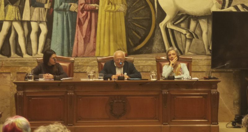 Juan José Tamayo en la conferencia organizada en Zaragoza por la Asamblea Ciudadana por la Paz y contra las guerras.