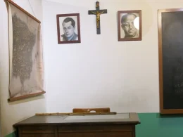 Aula franquismo. Wikipedia.
