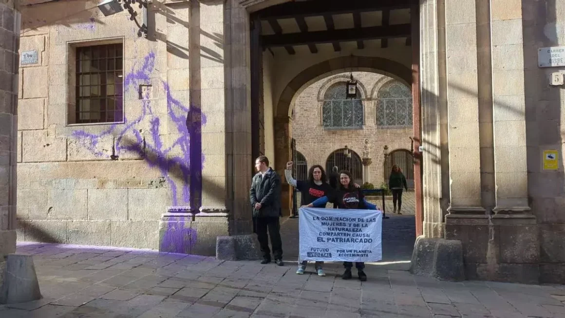 Protesta en el Palacio Episcopal de Barcelona el 8M