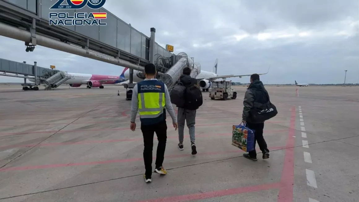 Agentes de la Policía Nacional expulsaron a un vecino de Mataró de 53 años de origen marroquí por sus vínculos con el terrorismo yihadista. El sospechoso era reincidente, ya que fue detenido hace unos años por delitos de captación de personas para enviar a combatir a Siria con Estado Islámico desde la peluquería en la que trabajaba. Por eso, los agentes lo detuvieron y lo llevaron a Madrid para ser expulsado vía aérea con destino a Casablanca. En 2018 el sospechoso fue detenido junto a otra persona por la Guardia Civil acusado de formar parte de una célula salafista yihadista que operaba en Catalunya. Esta investigación se inició en 2015 tras una comisión rogatoria de Marruecos y se pudo atestiguar la participación del acusado en la captación de muyahidines para enviarlos a Siria, así como sus relaciones directas con distintos individuos integrados en diferentes células yihadistas. Los agentes recuerdan que el sospechoso actuaba como adoctrinador para captar combatientes y nutrir las tropas del Estado Islámico desde la peluquería que regentaba y en reuniones en domicilios privados de Mataró, Barcelona y Tarragona. Tras la detención quedó en libertad provisional en 2022 y volvió a Mataró, aunque estuvo controlado por la Policía Nacional para evitar que el mismo evolucionara en su radicalismo islámico. Paralelamente, en 2019 la Comisaría General de Extranjería y Fronteras, le incoó un procedimiento sancionador tras una denuncia previa de la Jefatura de Información de la Guardia Civil por hacer actividades contrarias a la seguridad nacional. A instancias de la Comisaría Local de Mataró al sospechoso le fue extinguida la autorización de residencia que poseía. Además, los agentes averiguaron que el propio cuñado del expulsado se marchó a Siria a luchar con el DAESH, falleciendo en combate. Ante el "peligro real" del sospechoso, la Audiencia Nacional ordenó su expulsión, por lo que fue detenido y expulsado mediados del mes de febrero a Casablanca (Marruecos). Tiene una prohibición de entrada en el espacio Schengen por un periodo de 10 años.