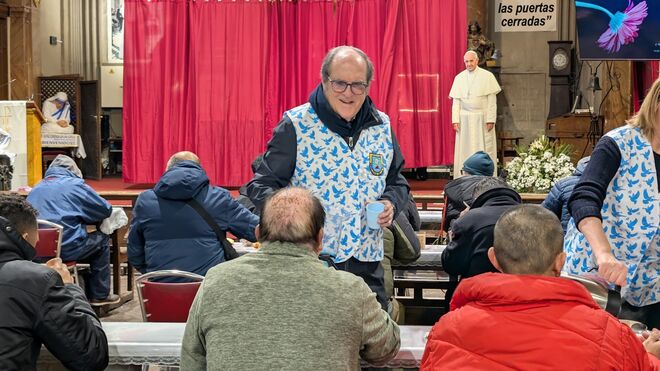 Ángel Gabilondo, sirviendo el desayuno en San Antón. Mensajeros de la Paz