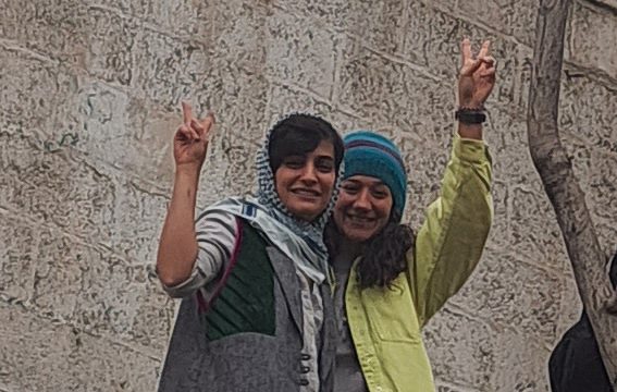 Las periodistas Nilufar Hamedi y Elahe Mohamadi detenidas por informar sobre la muerte de Mahsa Amini