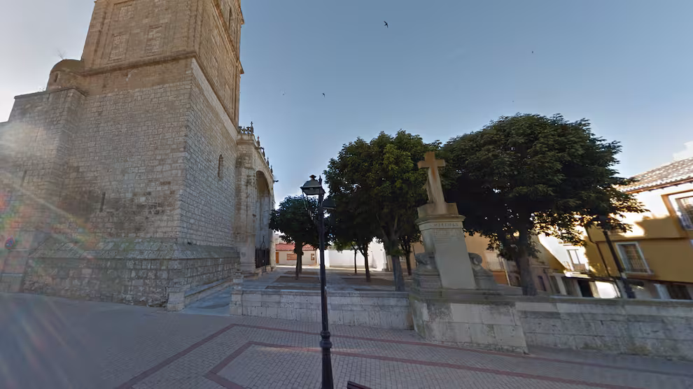 Cruz de los caídos situada en la Plaza de la Paz de Dueñas (Palencia) / Google Maps