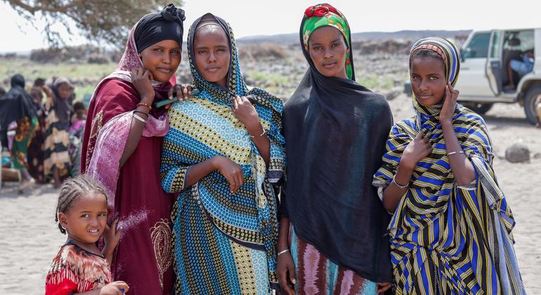 © UNFPA-UNICEF Mujeres y niñas de una aldea de la región de Tadjourah, en Yibuti, donde un movimiento comunitario ha conseguido que se abandone la mutilación genital femenina.