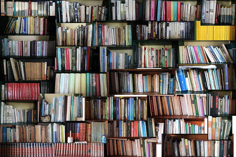 imagen referencial de libros en una biblioteca privada