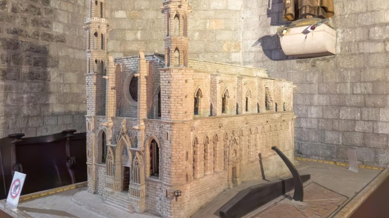 Maqueta de Santa Maria del Mar, en interior de la basílica, en Barcelona.Wikipedia