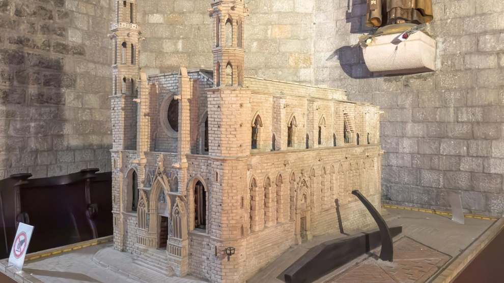 Maqueta de Santa Maria del Mar, en interior de la basílica, en Barcelona.Wikipedia
