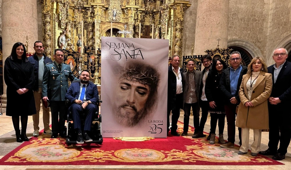 Imagen de familia de los asistentes al acto de presentación del cartel anunciador de la Semana Santa 2025. - Foto: Ayuntamiento de La Roda