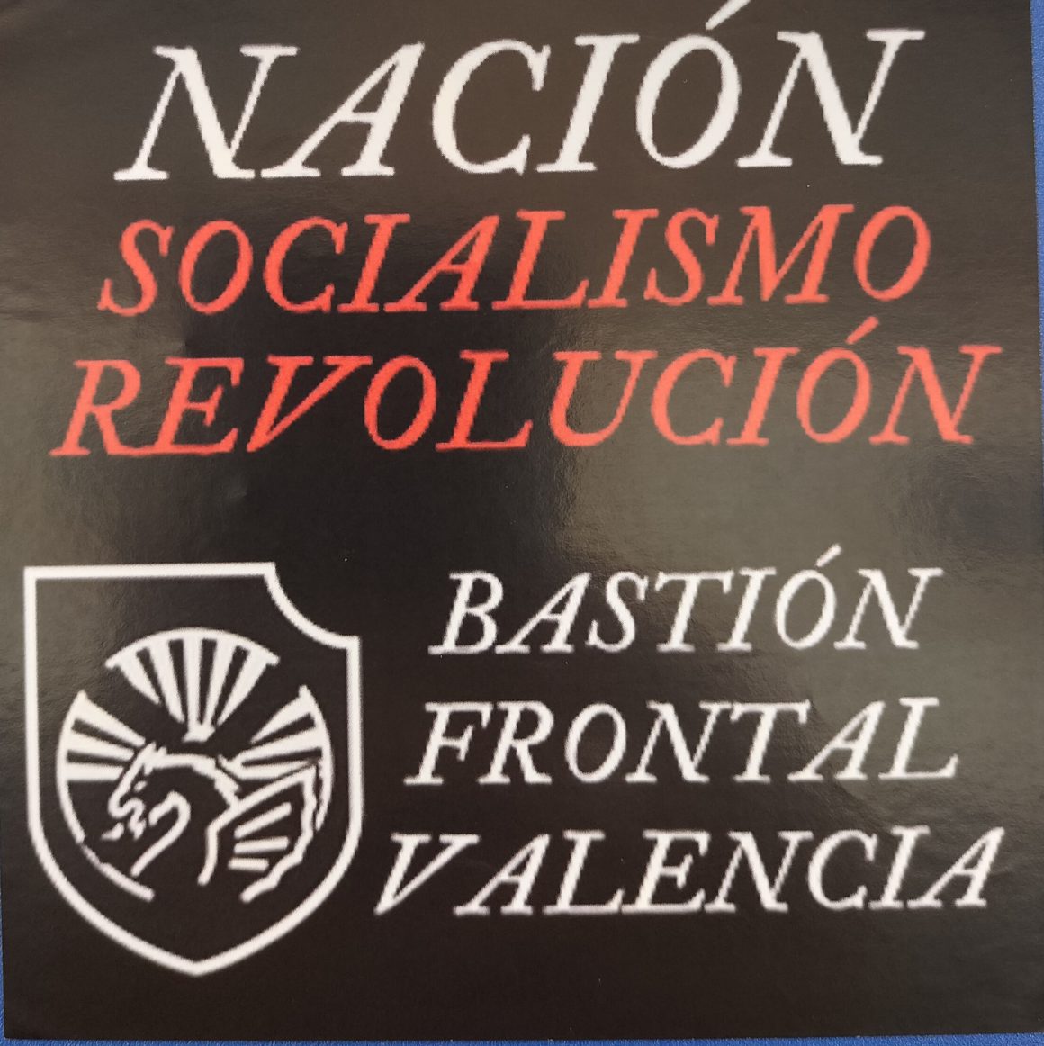 Fotografía de una pegatina adherida a una pared en una calle de Valencia (España) del grupo de ideología neonazi Bastión Frontal.