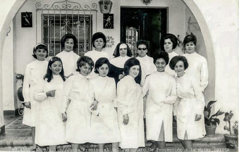 Niñas y monjas en un centro gestionado por el Patronato de Protección a la mujer.