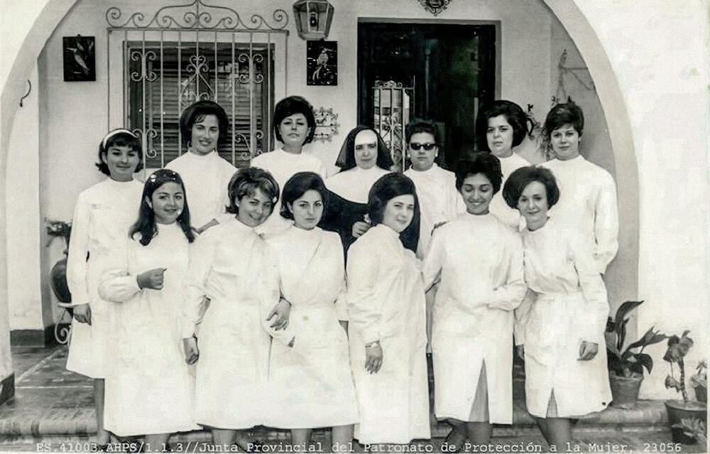 Niñas y monjas en un centro gestionado por el Patronato de Protección a la mujer.
