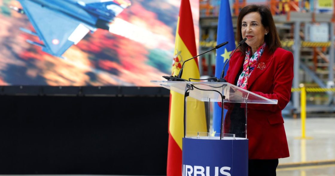 La ministra de Defensa, Margarita Robles, en el acto de firma del contrato con Airbus para la adquisición de 25 nuevos Eurofighter/MARCO ROMERO/MINISTERIO DE DEFENSA.