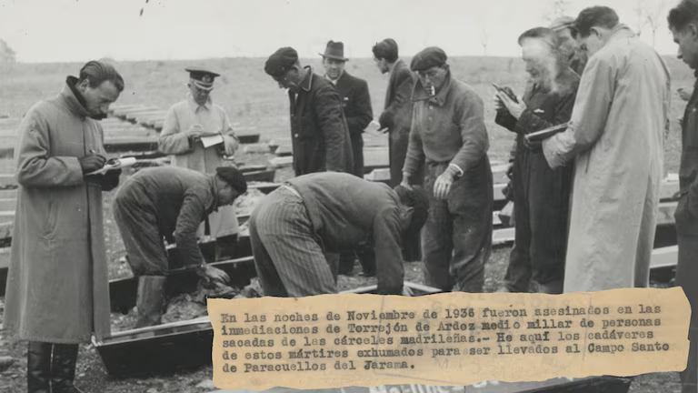Exhumación de fosas en Torrejón de Ardoz, Madrid, en noviembre de 1939. (Biblioteca Nacional de España)